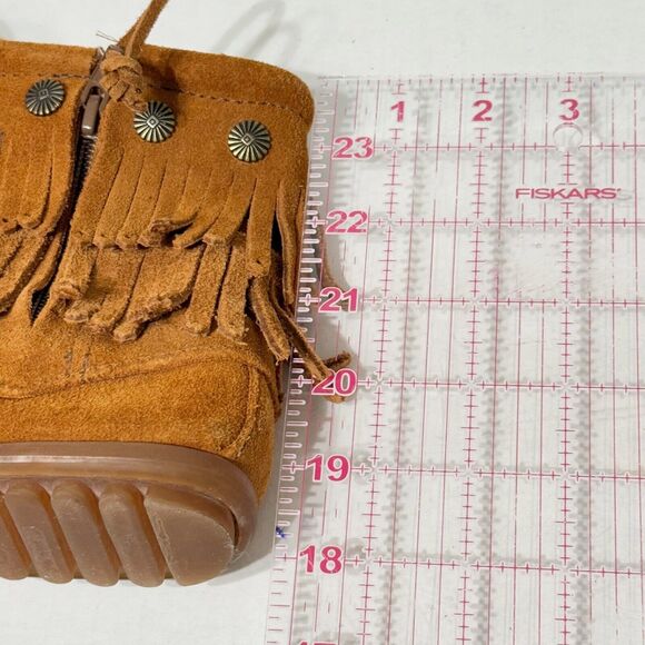 Minnetonka Womens Double Fringe Suede Studded Moccasin Boots Side Zip Sz 7 Tan - Picture 11 of 11